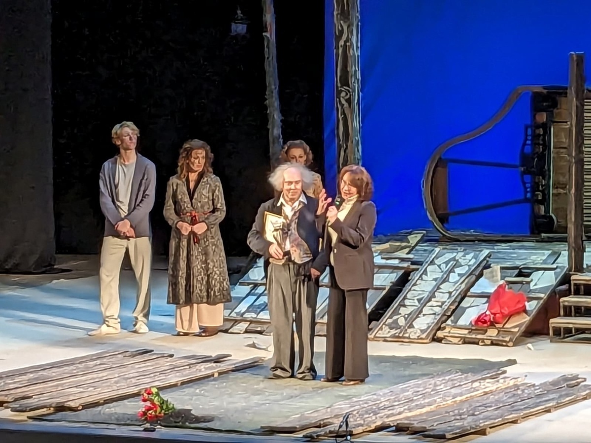 Виктор Сухоруков 15 декабря стал обладателем приза кинофестиваля «Мужская роль» имени Ивана Мозжухина и почётного звания «Король экрана»