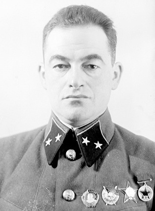 Владимир Яковлевич Колпакчи (26 августа [7 сентября] 1899, Киев — 17 мая 1961, Москва) — советский военачальник, генерал армии (1961). Герой Советского Союза (6.04.1945)
