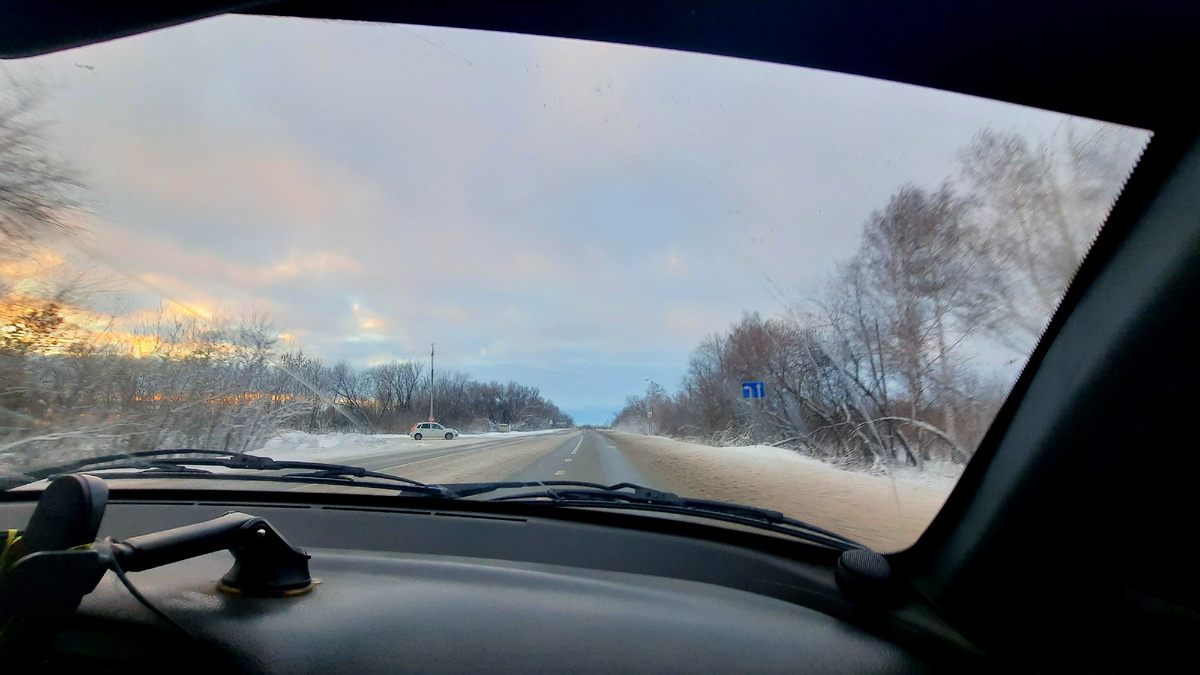 С работы отпустили меня в три часа дня вчера - авария случилась какая-то и у нас электричество отключили. По дороге красивое предзакатное небо видели 😊