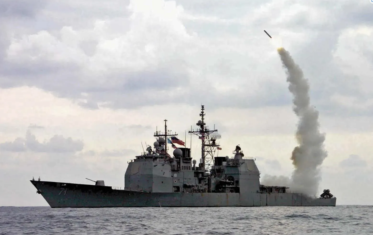 Крейсер типа "Тикондерога" в ударном варианте в Красном море. Фото US NAVY