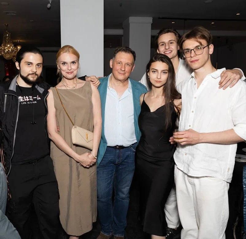    Олег Филипчик (в центре) с семьей