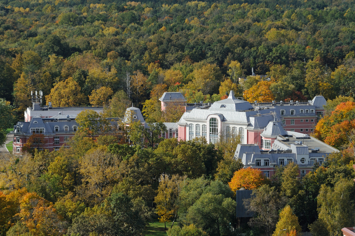 Здание Основной кадетской школы Первого Московского кадетского корпуса с высоты птичьего полета