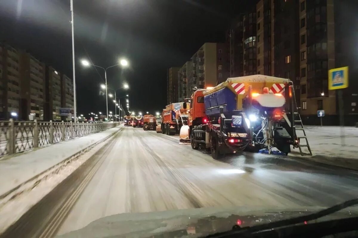    В Пскове продолжают убирать улицы после прошедшего снегопада