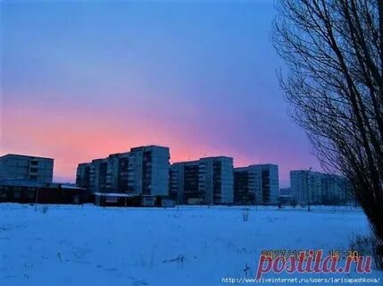 Красные дома, розовое небо.