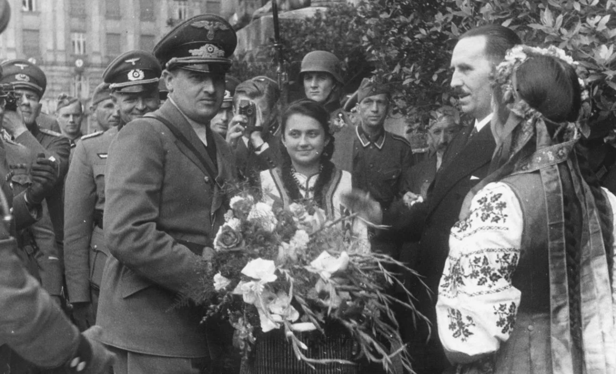 Украинские националисты встречают немцев во Львове. Полагаю, что Михаил Хомяк был чем-то похож на господина в штатском. Архивное фото из открытых источников. 