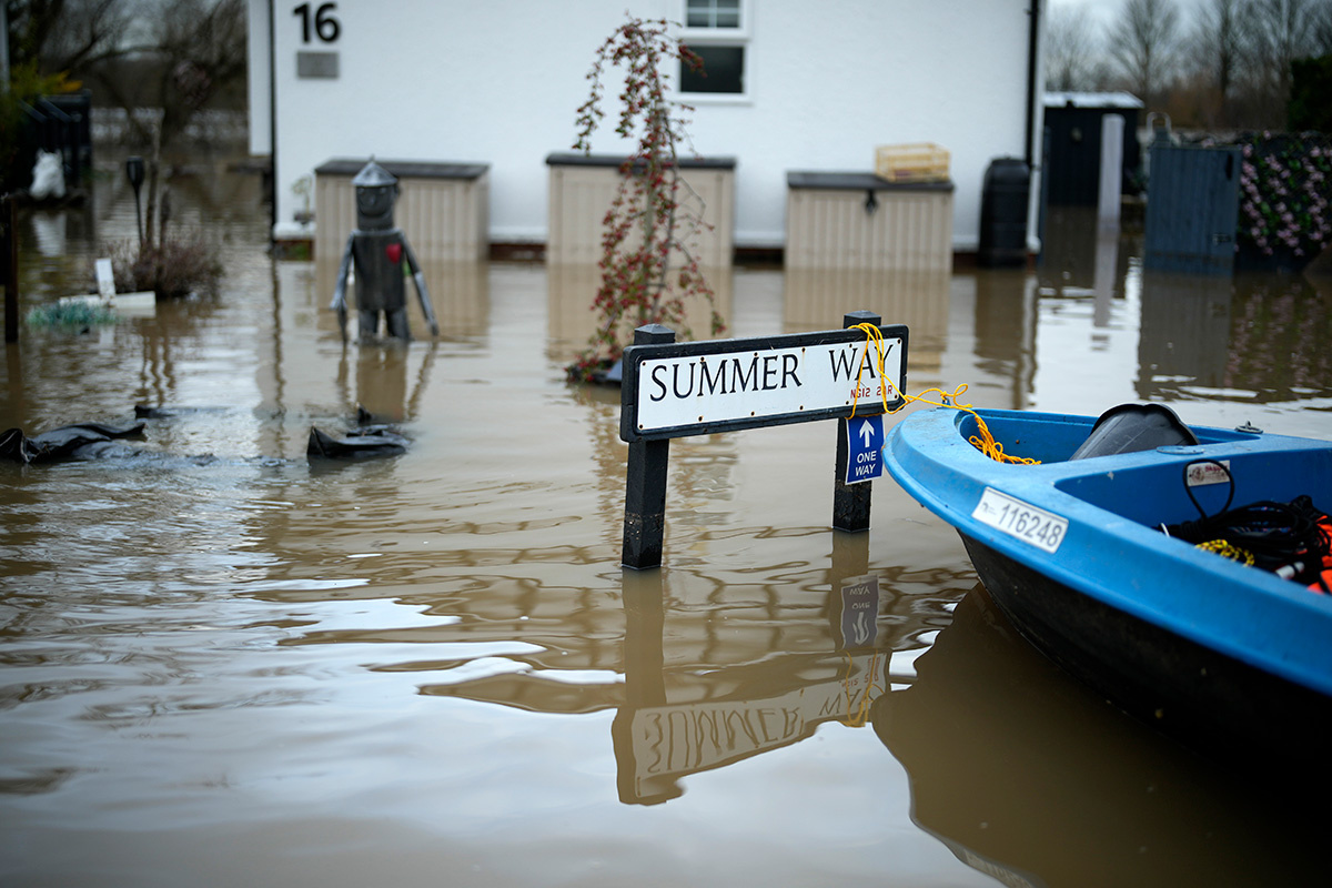 Christopher Furlong / Getty Images📷Вид на затопленный жилой квартал Рэдклифф. 5 января 2024 года в Рэдклифф-он-Трент