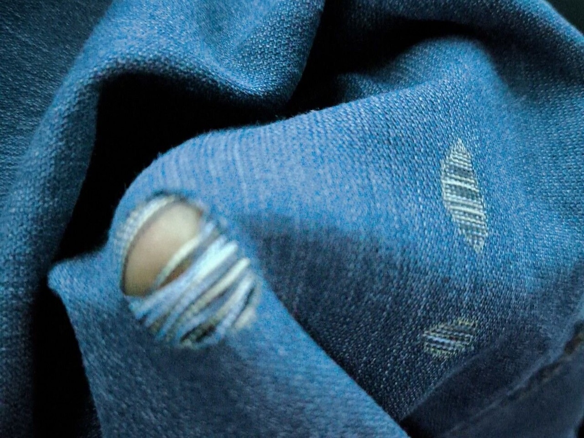 Две потёртости были, но дыры не было