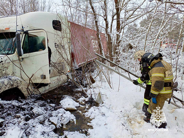 Большегруз в Тверской области съехал в кювет прямо в болото