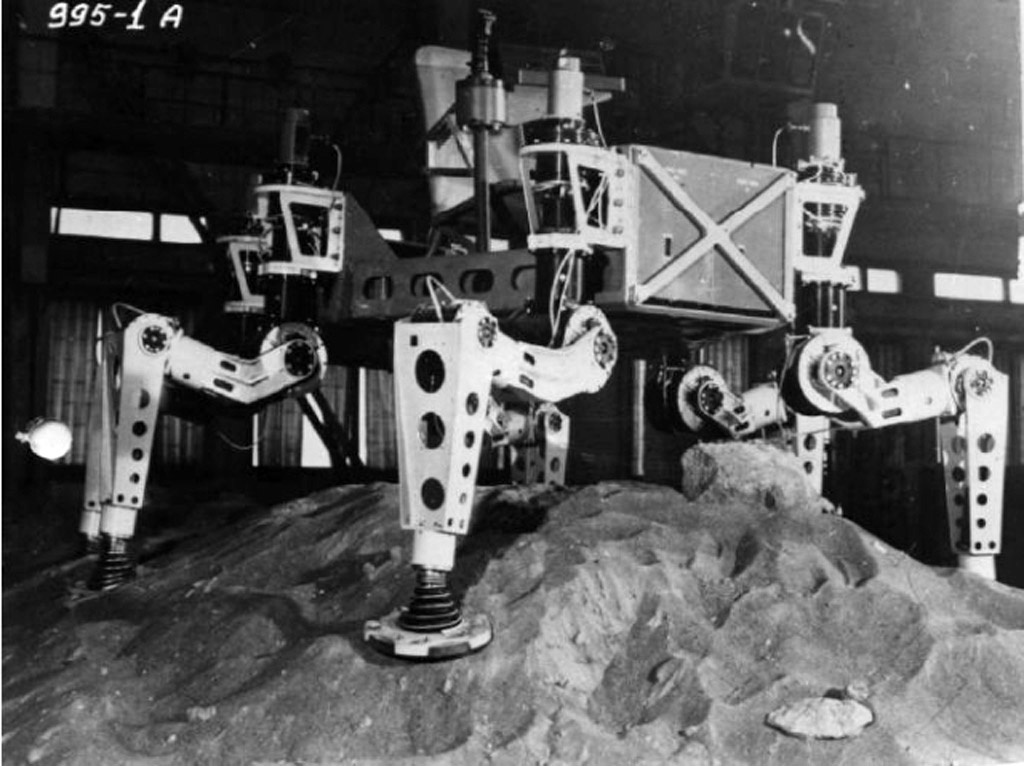 В ходе испытаний. Видно, зачем ему такие хитрые "лапы".