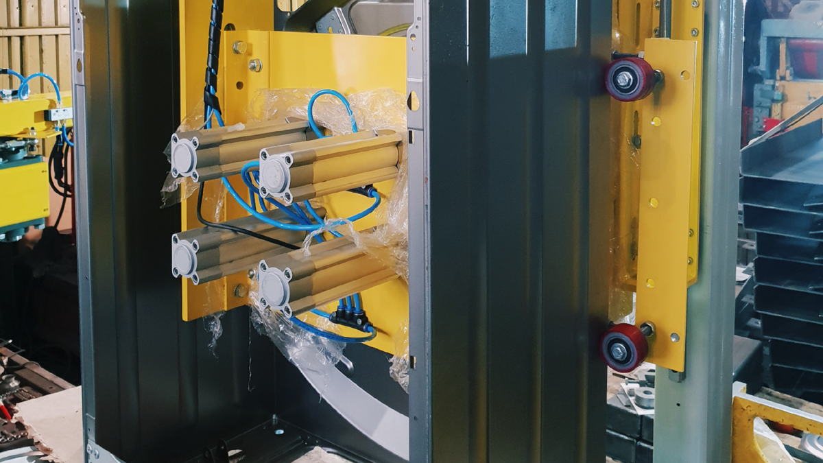 Удерживает корус стиральной машины. 