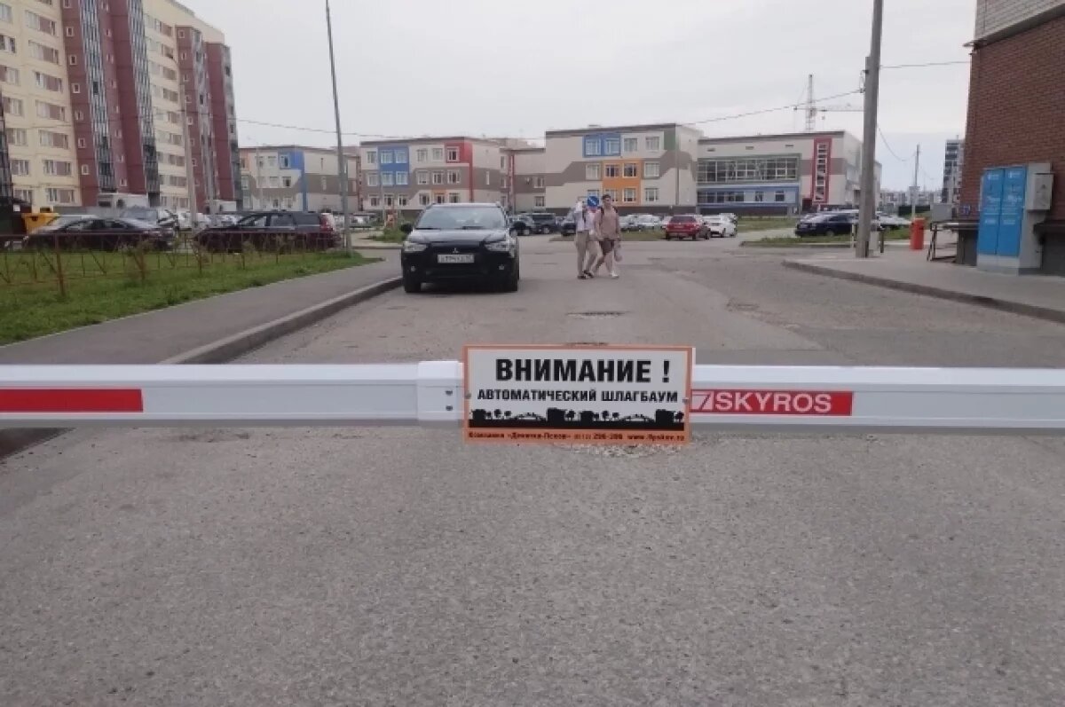    Пока шлагбаум открыт с семи утра и до девяти вечера