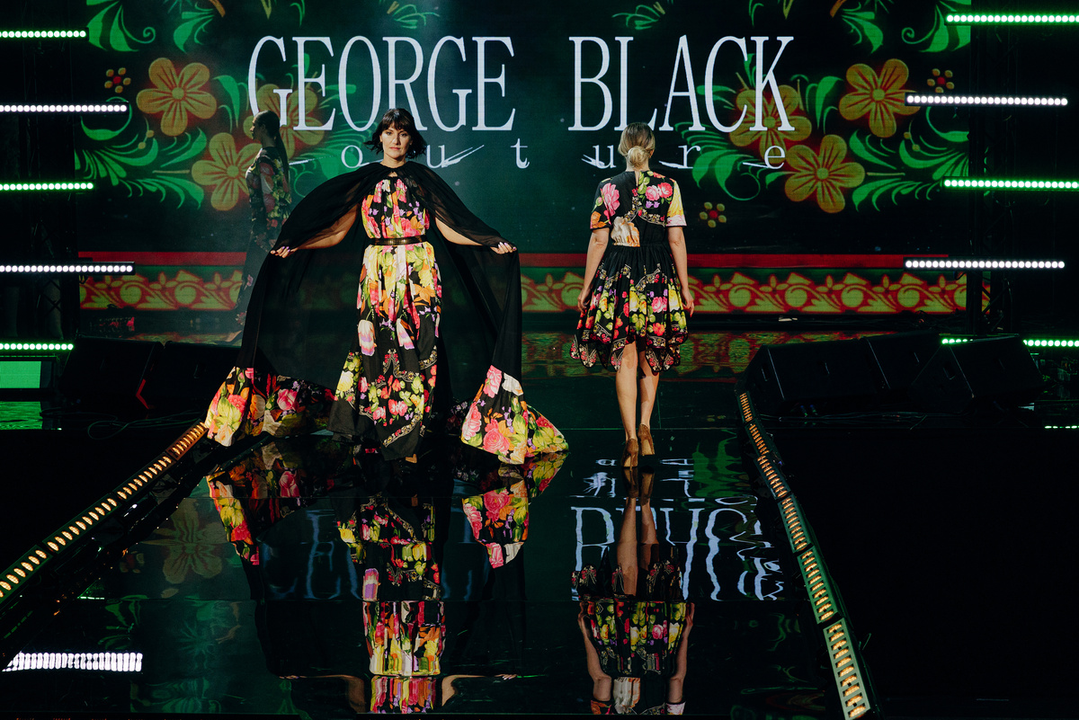 Интересный показ мод:русский дизайнер :)