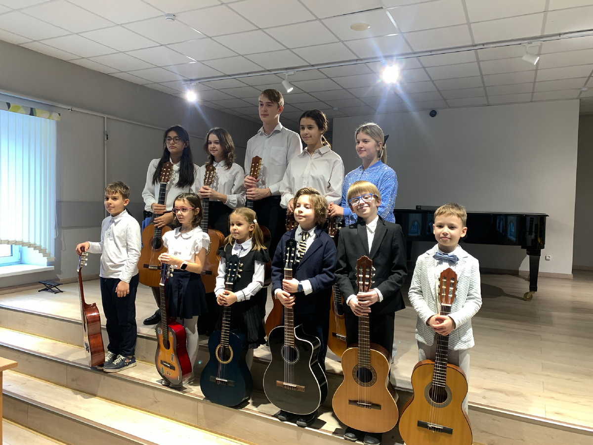 Общее фото после концерта юных гитаристов в ДШИ