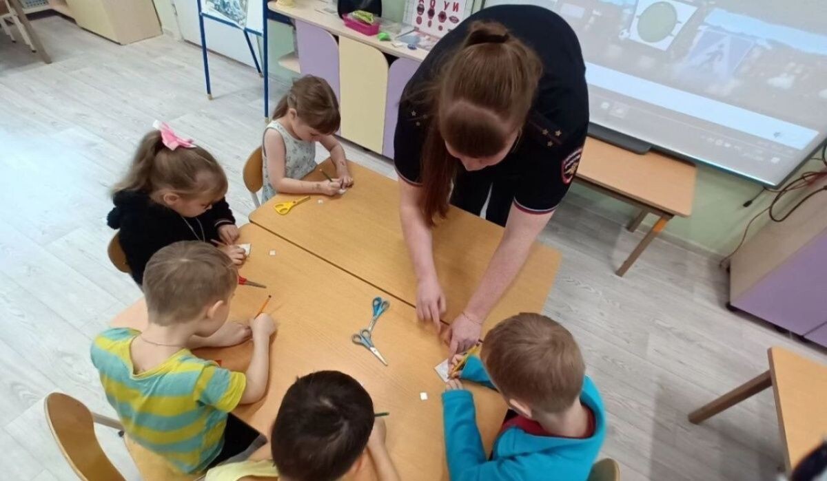     Участники акции за изготовлением фликеров. Источник: ОМВД Автор фото: Отдел МВД по ЧГО