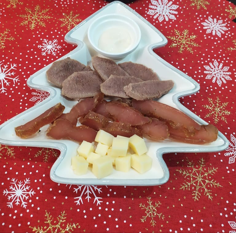 Карпаччо, язык и твёрдый сыр, хрен к языку 