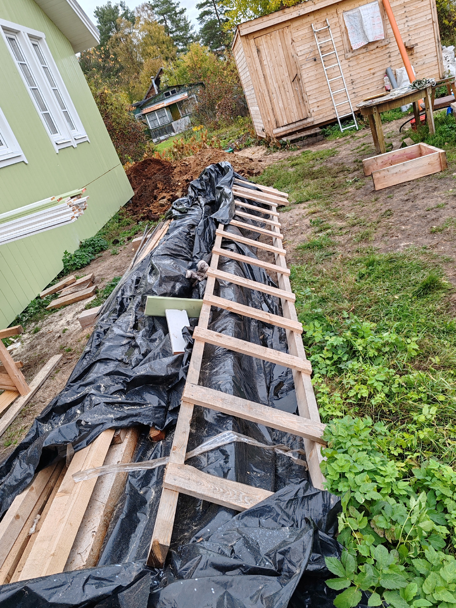 Остатки пиломатериалов отданы в хорошие рука, а бытовку передвинуть не успели.