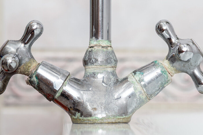     Как удалить известковый налет с сантехники: простые способы