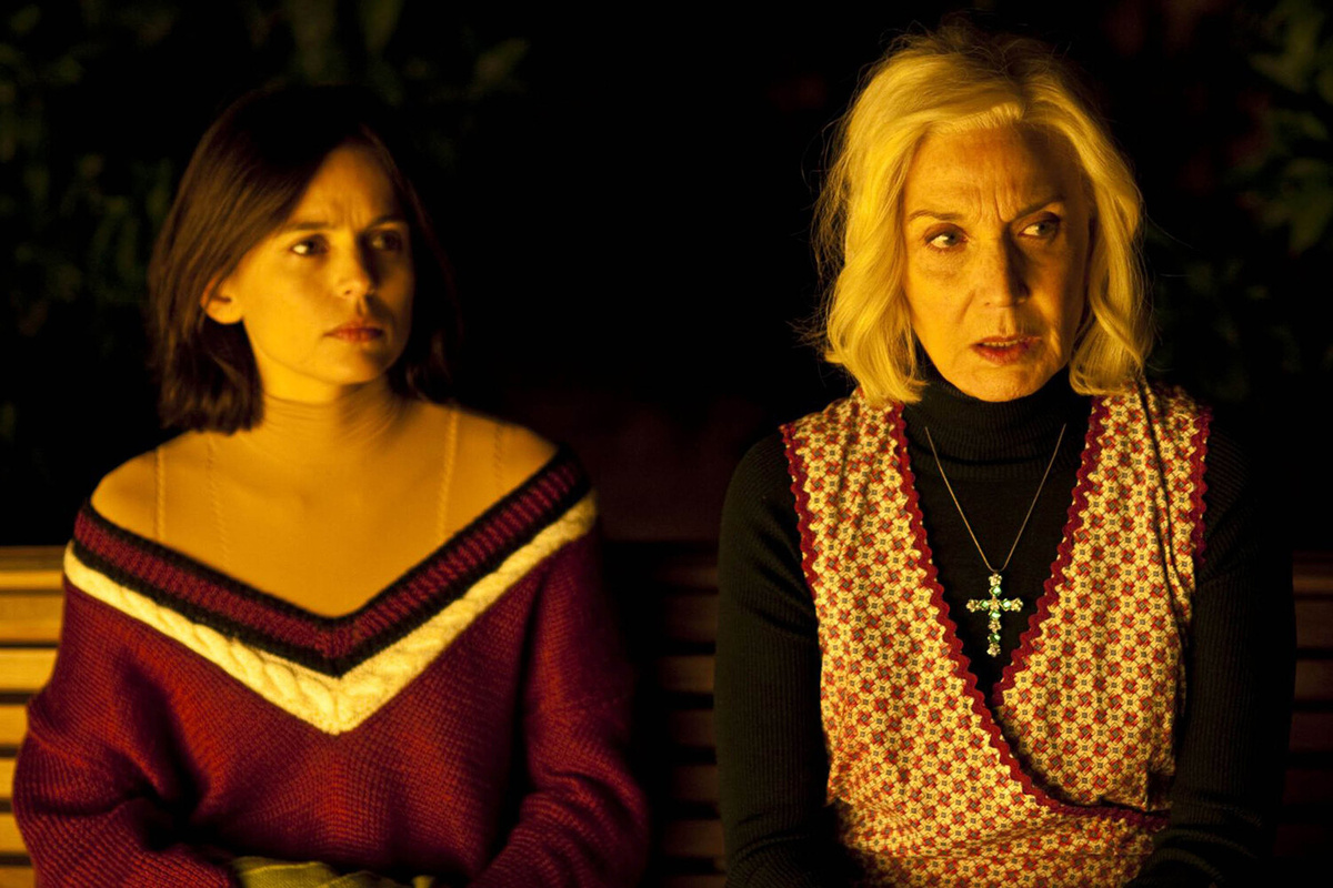 Актриса Мариса Паредес (справа) в фильме "Кожа, в которой я живу" режиссера Педро Альмодовара ©PLANET PHOTOS/SONY PICTURES/Global Look Press  📷