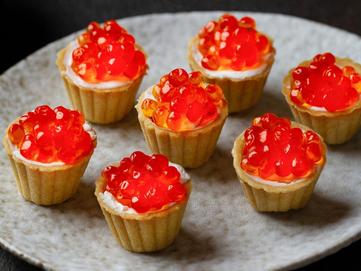    Тарталетки с красной икрой© iStock.com / Ekaterina Volkova