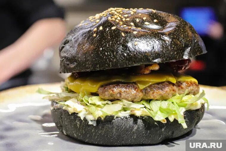 Бургер с олениной станет оригинальным блюдом к новогоднему столу (архивное фото). Фото: Размик Закарян © URA.RU