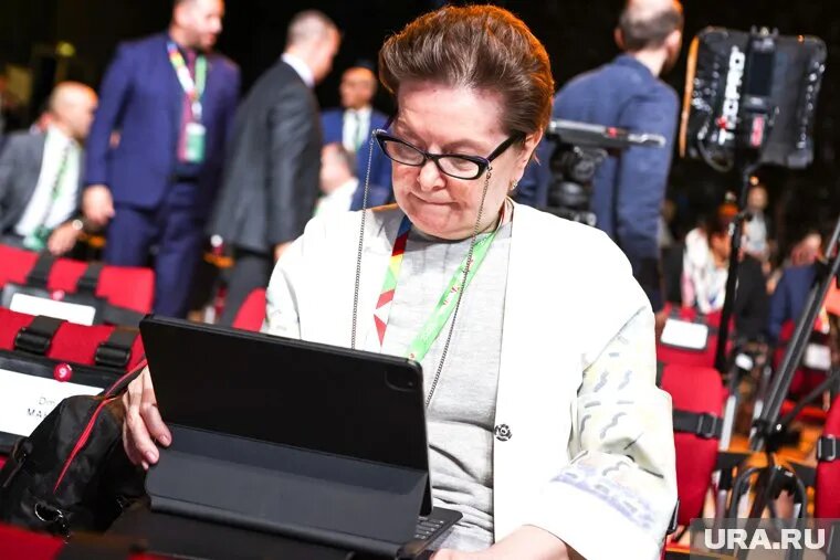 Маркетплейсы продают портреты губернаторов ХМАО по разной цене. Фото: Владимир Андреев © URA.RU