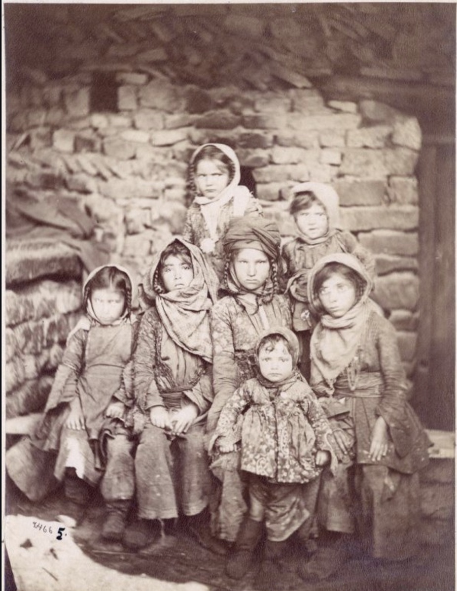 Д. Ермаков Д.И. Группа мальчиков из селения Хиналуг. Азербайджан// фото из открытых источников интернет