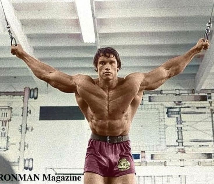 Арнольд Шварценеггер на силовой тренировке