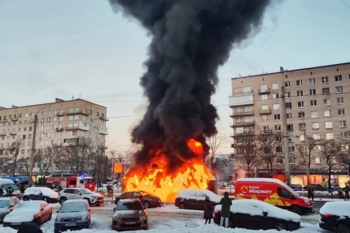    Из-за мощного пожара на юге Петербурга встал Ленинский проспект