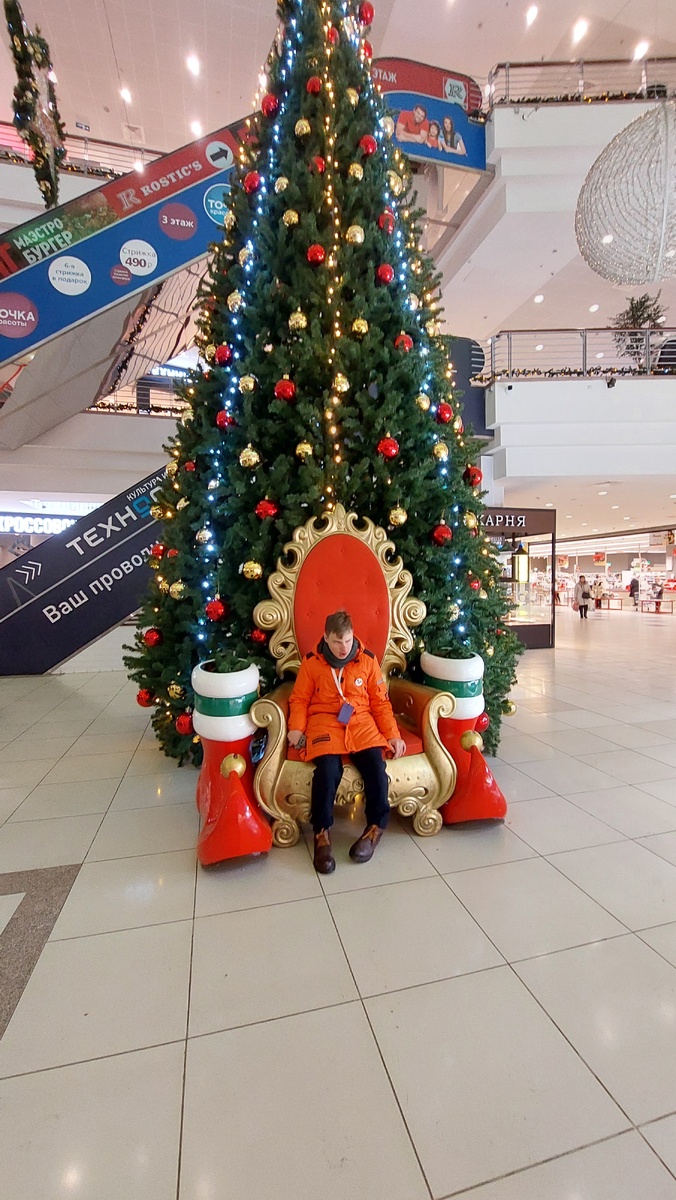 Елка бесплатная, чего нам еще надо? Миша НЕ ЛЮБИТ фотографироваться