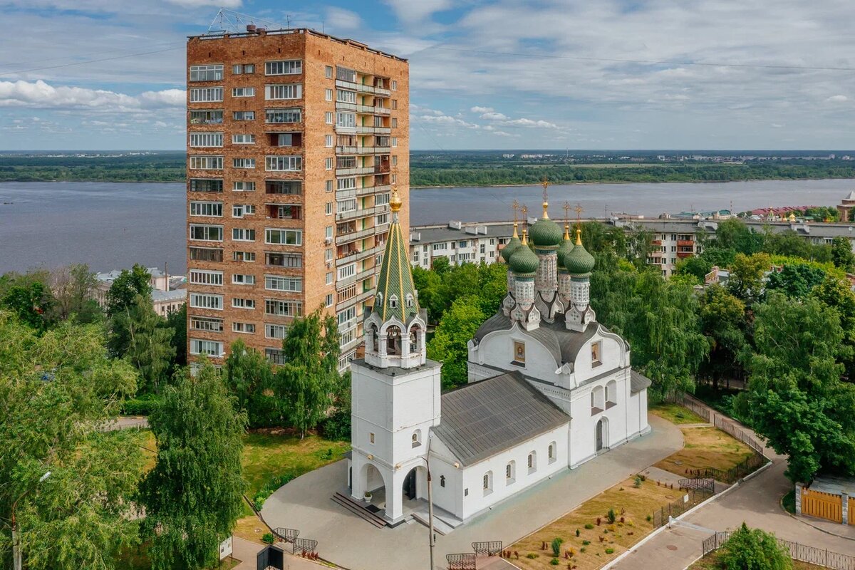 Вид на Успенскую церковь и жилой дом,так называемую башню Вулыха