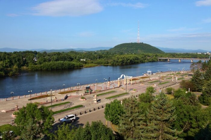 Набережная реки Бира и Театральная площадь. Биробиджан весьма небольшой город. Из одной рекомендованной туристической достопримечательности можно увидеть пяток других / Фото: официальный интернет-портал органов государственной власти Еврейской автономной области