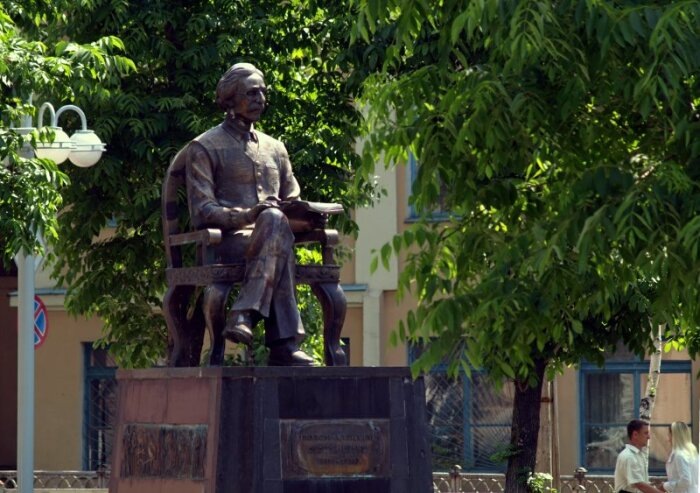 Тот самый памятник писателю Шолом-Алейхему, увидеть который должен стремиться внутренний турист / Фото: официальный портал органов власти ЕАО