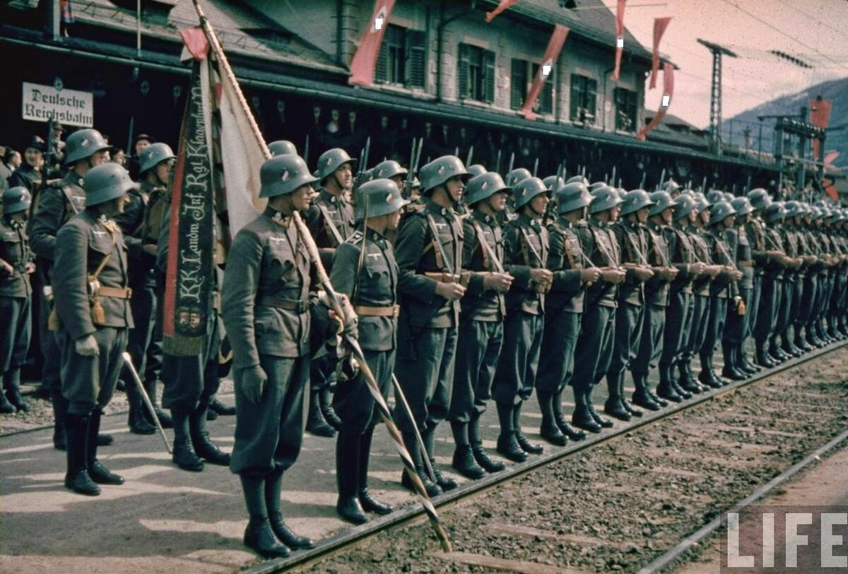 Апрель 1938 года австрийские части при вступлении в вермахт присягают Гитлеру.                                     