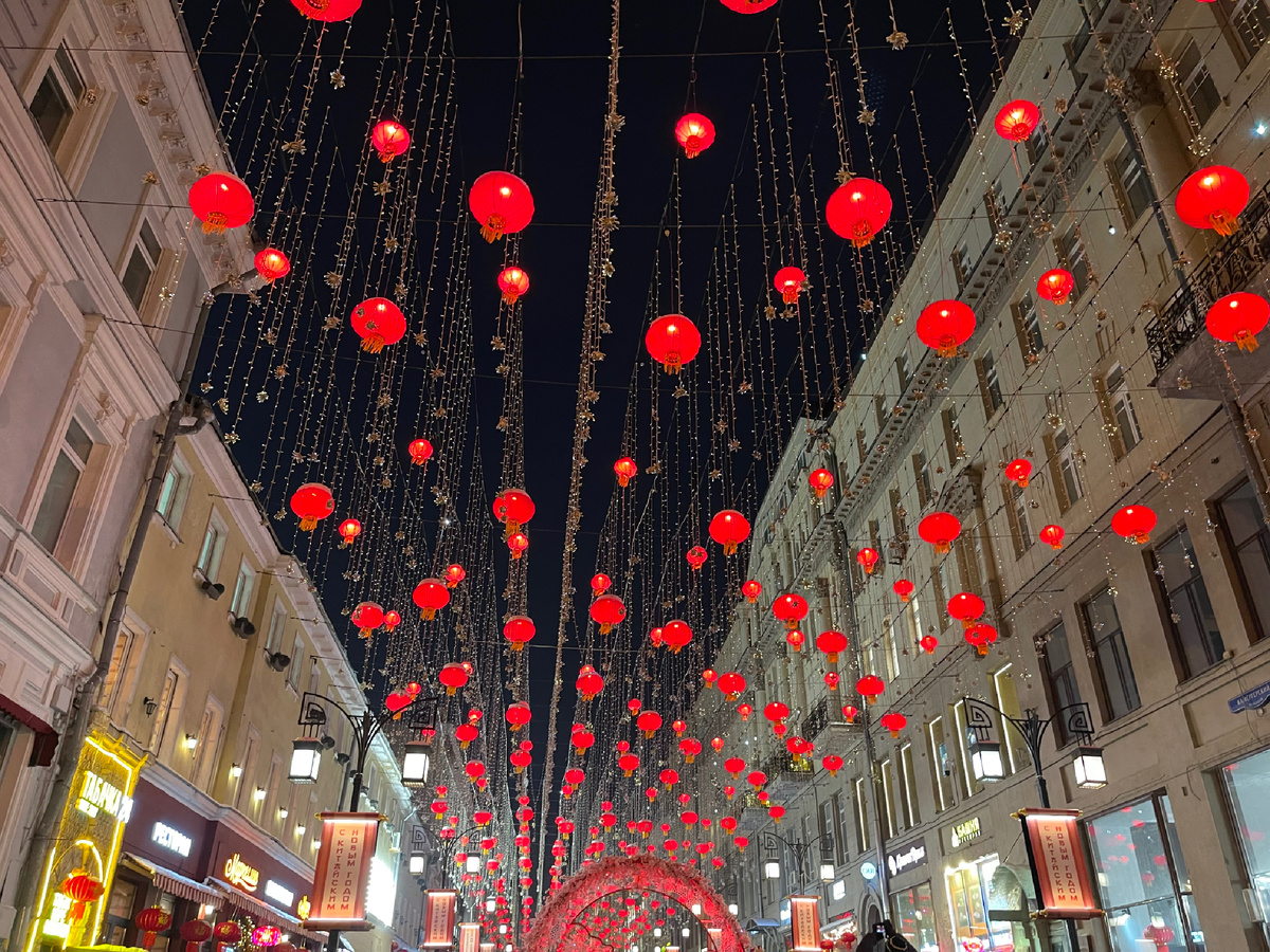 Да, симпатично. Но мне чего-то не хватает. Чего-то их национального. Неужели только фонарики? Конечно, я могу что-то и путать.