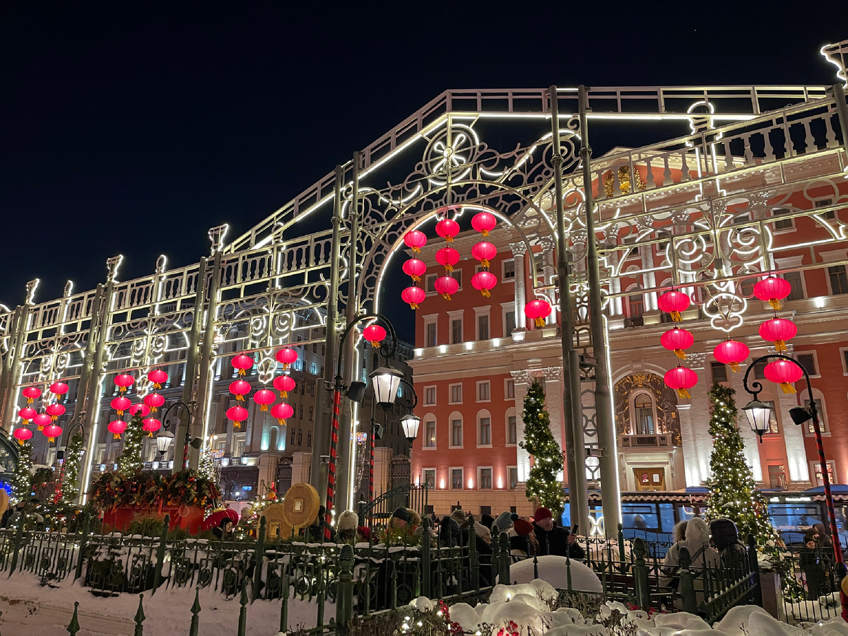 Конечно, были очень красивые нарядные сооружения, которые радовали глаз! Были и яркие надувные символы города, разбросанные между украшенными локациями. Видел, например, драконов.