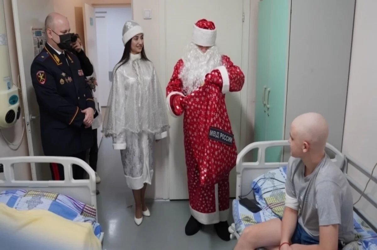    Начальник ГУ МВД Космачев вручил подарки детям в челябинской больнице