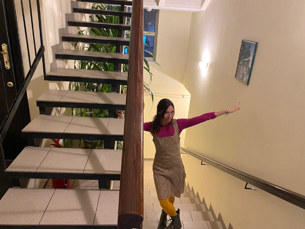 внутри красиво, картины и цветы 🌷 