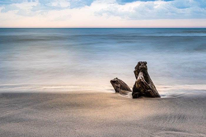 Длинная выдержка в 6 секунд необходима, чтобы сгладить волны озера Мичиган