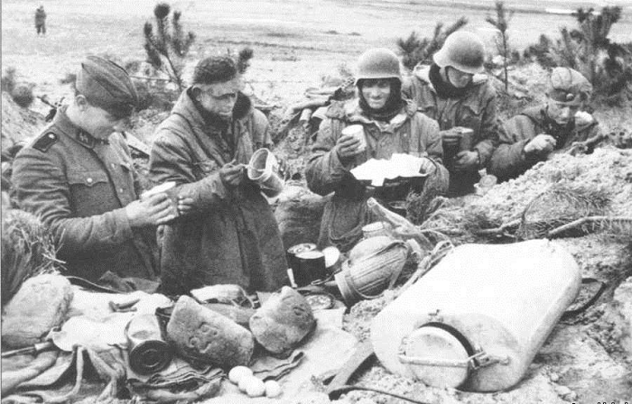 Немецкие солдаты за трапезой
