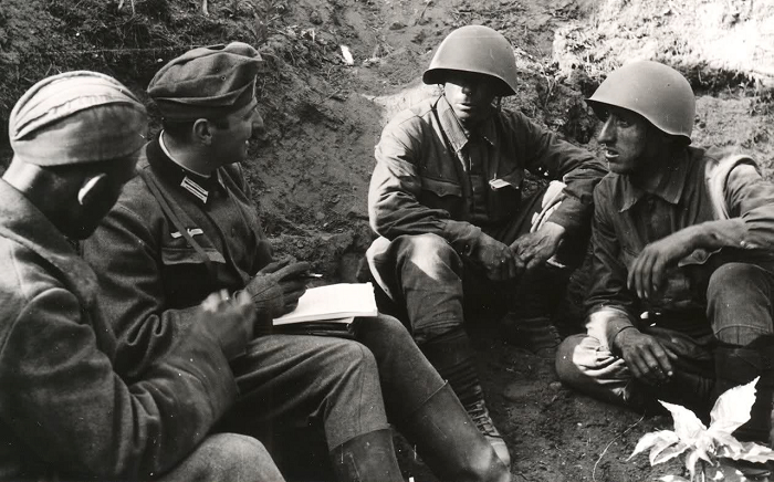 Советские и немецкие солдаты