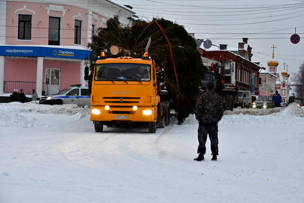    В Слободском показали процесс доставки главной ёлки