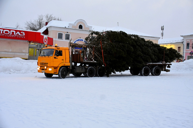    В Слободском показали процесс доставки главной ёлки