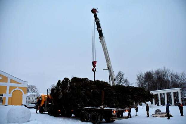    В Слободском показали процесс доставки главной ёлки