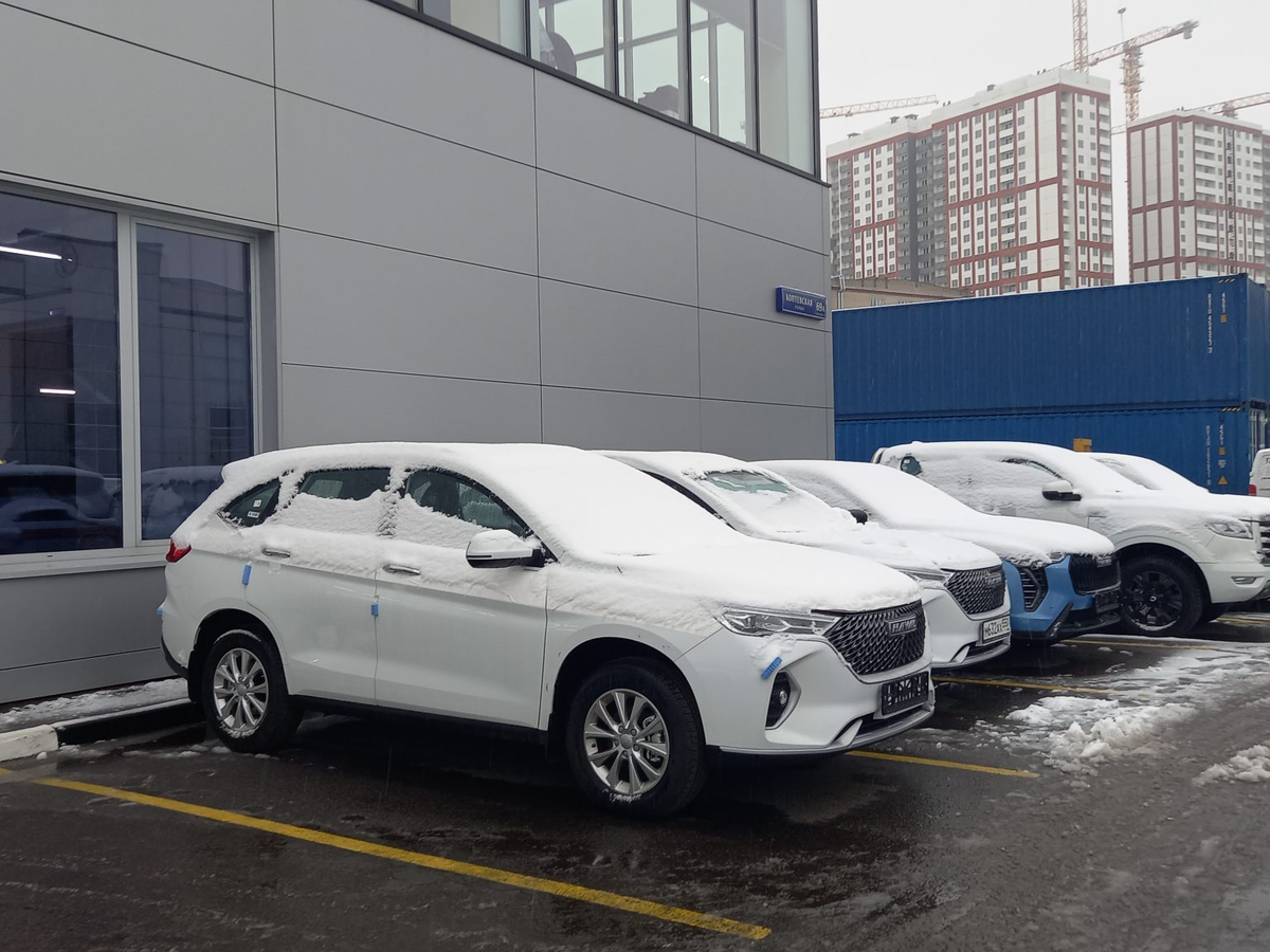 В ноябре траты россиян на новые автомобили упали по сравнению с октябрем почти на треть.