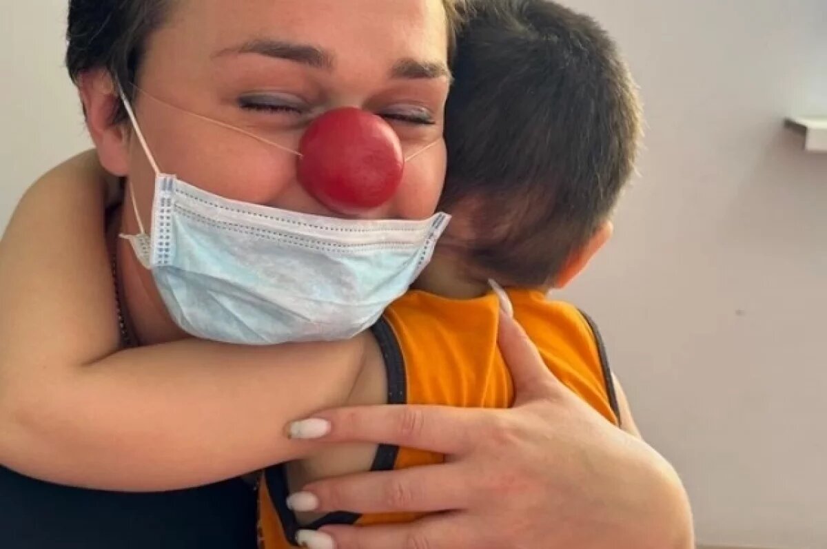    Для детей в паллиативных отделениях встреча с клоуном - единственная радость за многие месяцы.