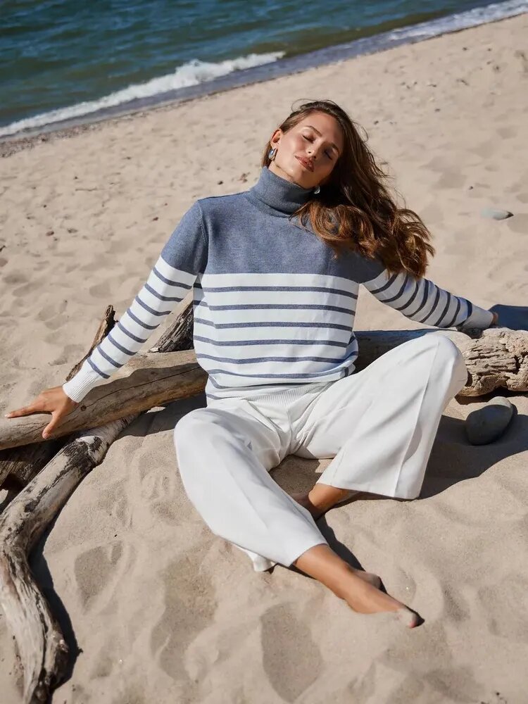 Удобный свитер в полоску в нейтральной палитре