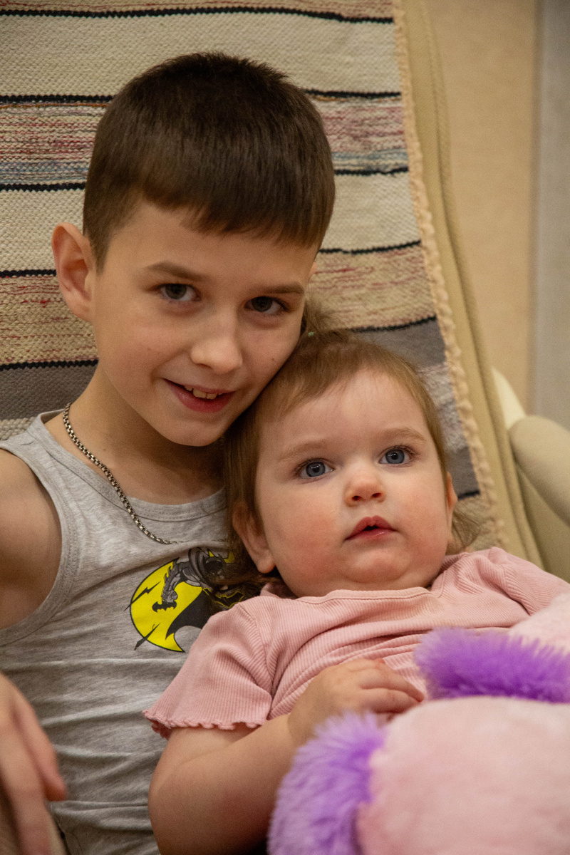 Даниил очень любит младших сестрёнок