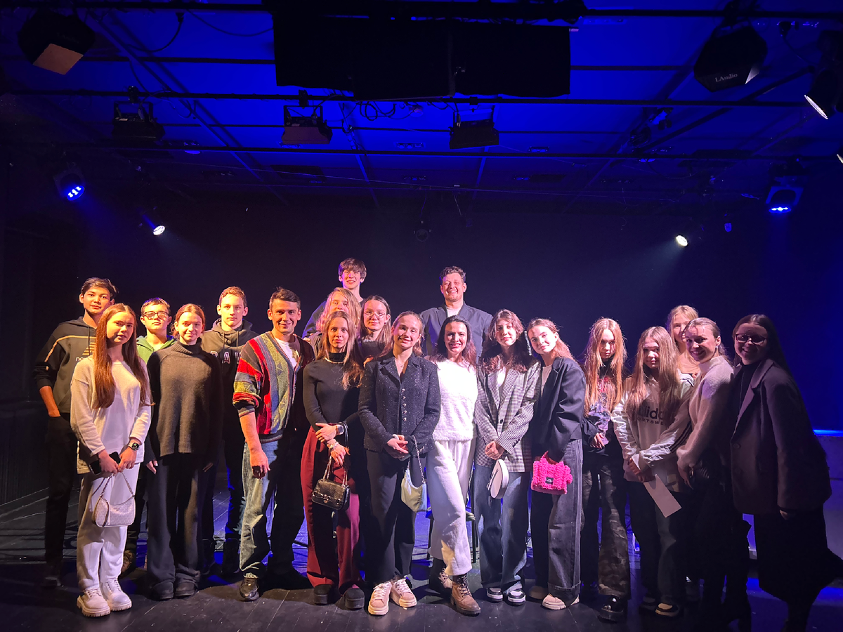 Студенты 8В класса на показе спектакля «ЦветаеваШпаликовХармс».