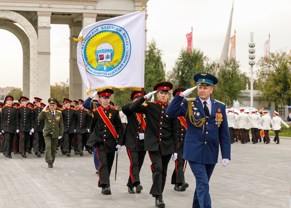 Знаменная группа штандарта Петровской кадетской школы на посвящении в кадеты на ВДНХ