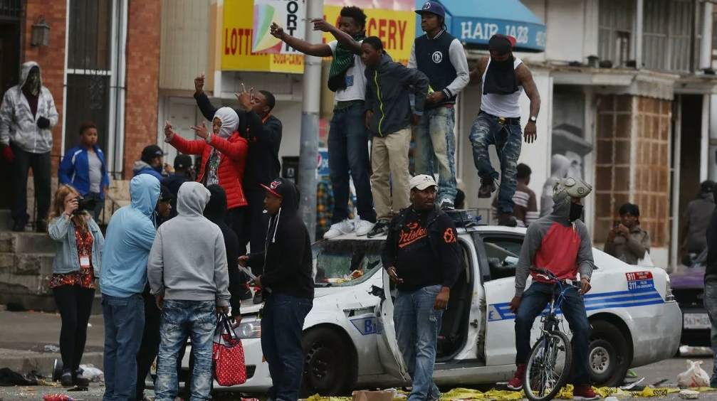 Парни очень возмущены тем, что кто-то разбил машину полицейских. А так же, они ищут владельца утерянного велосипеда.